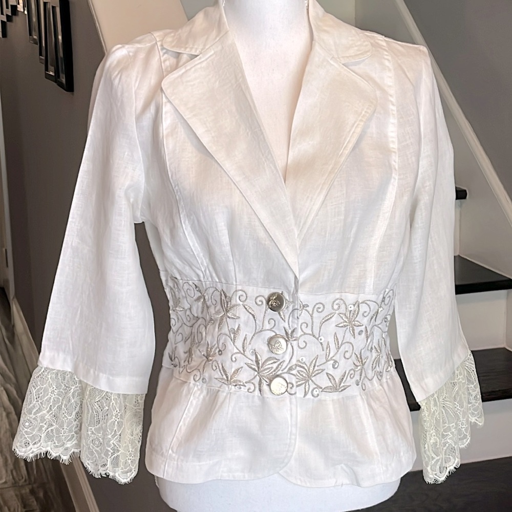 Runway 101 Beautiful White Jacket with Silver Embroidered & iridescent beads. Lg